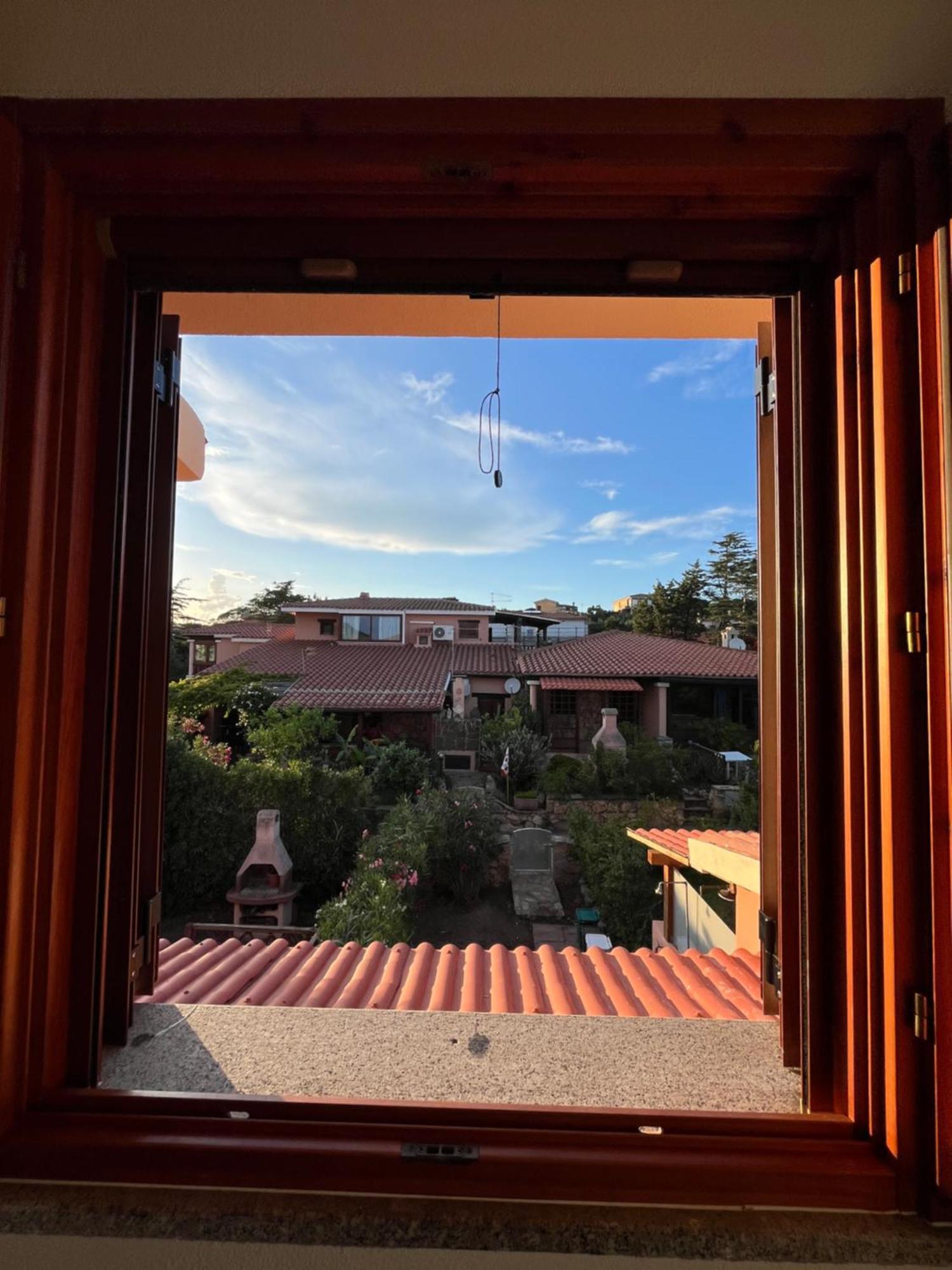Casa Sviluppata Su Due Piani Con Doppia Veranda E Parcheggio Privato San Teodoro  Extérieur photo