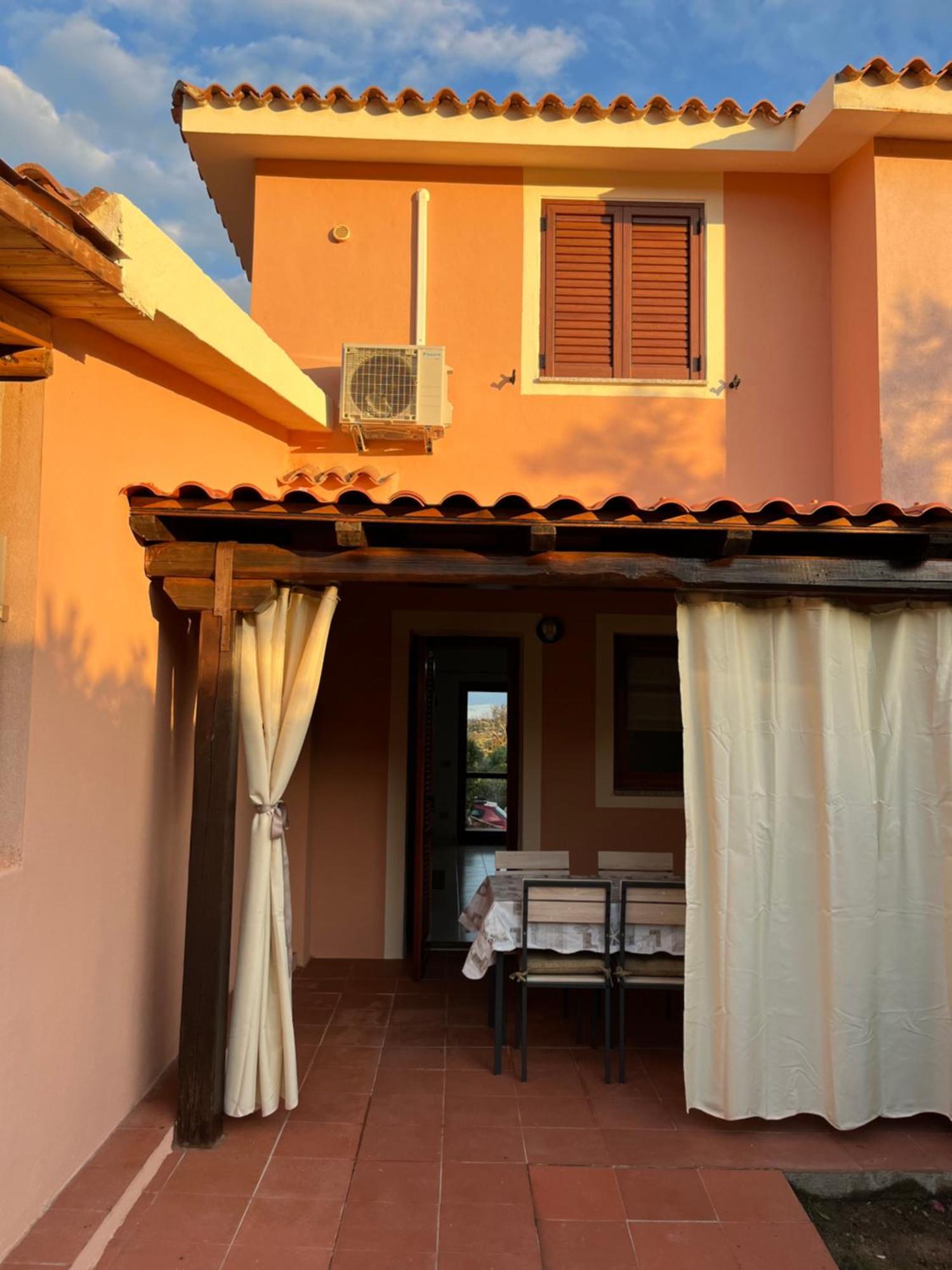 Casa Sviluppata Su Due Piani Con Doppia Veranda E Parcheggio Privato San Teodoro  Extérieur photo